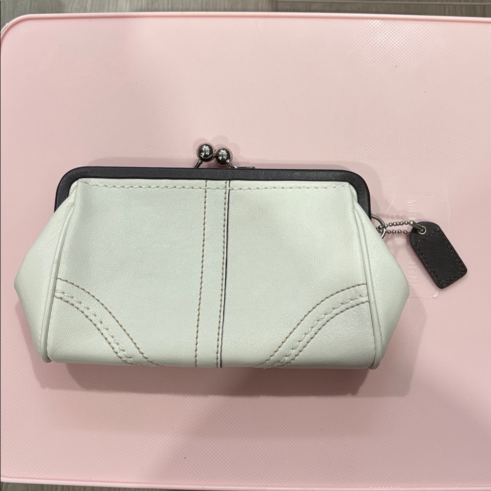 COACH WHITE LEATHER WRISTLET WITH DARK BROWN LEATHER TRIM - Picture 9 of 10